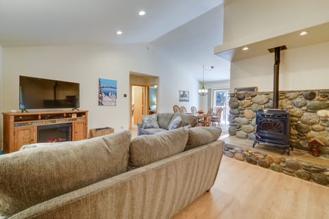 Charming Truckee Cabin: 5 Mi to Donner Lake! House in Truckee