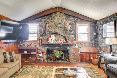 Medicine Park Getaway: Kayaks, Deck & Mtn Views! House in Medicine Park