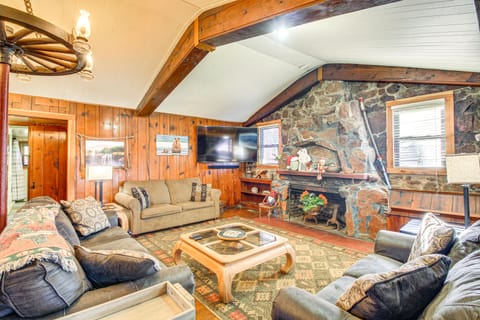 Medicine Park Getaway: Kayaks, Deck & Mtn Views! House in Medicine Park