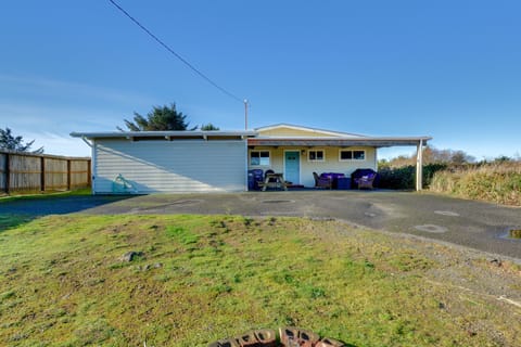 Pet-Friendly Washington Retreat w/ Hot Tub & Deck! House in Ocean Shores