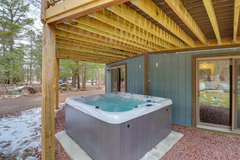 Pennsylvania Escape w/ Hot Tub, Deck, & Fire Pit! House in Hickory Run State Park