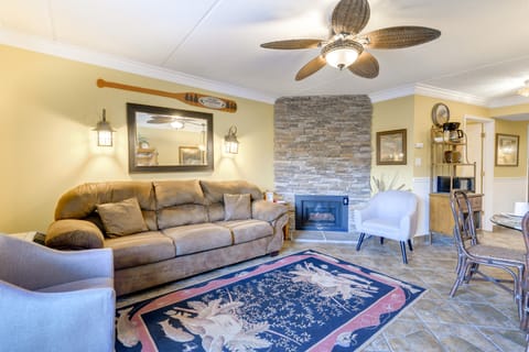 Downtown Gatlinburg Condo w/ Community Pool! Apartment in Gatlinburg