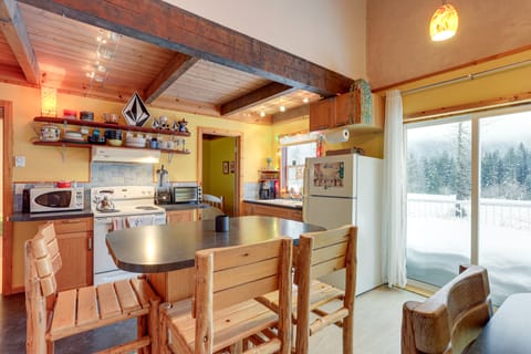 Snoqualmie Pass Cabin w/ Deck: Walk to Ski Lift House in Snoqualmie Pass