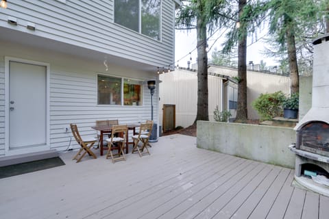 Lake Oswego Home w/ Deck 9 Mi to Downtown Portland Apartment in Lake Oswego