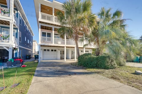 Breezy Kure Beach Home - Walk to Pier & Ocean! House in Kure Beach