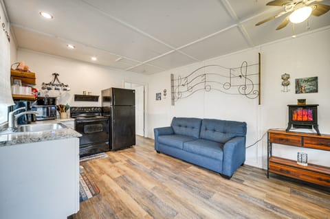 Cozy Canyon Lake Cottage Rental w/ Private Hot Tub Cottage in Canyon Lake