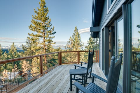 Stateline Mountain Cabin: 3 Mi to Heavenly Resort House in Round Hill Village