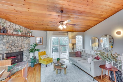 Mid-Century Mod Cottage, Steps to Lake Gregory! Cottage in Crestline