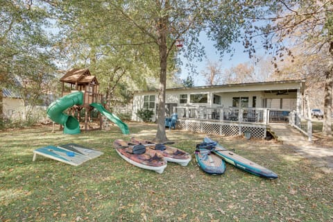 Charming Retreat w/ Dock on Cedar Creek Reservoir House in Gun Barrel City