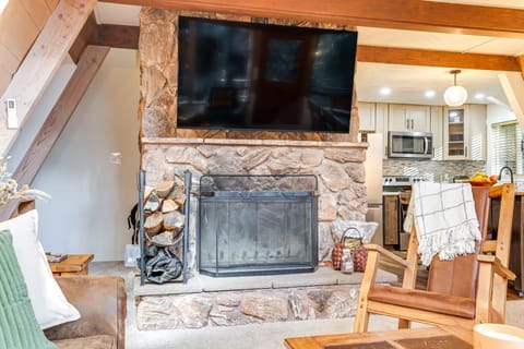 Pet-Friendly Arnold Cabin w/ Deck & EV Charger! House in Dorrington