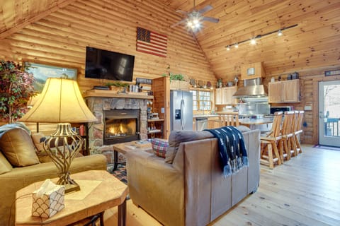 Pet-Friendly Cabin w/ Loft: 5 Mi to Lake Lure! House in Lake Lure