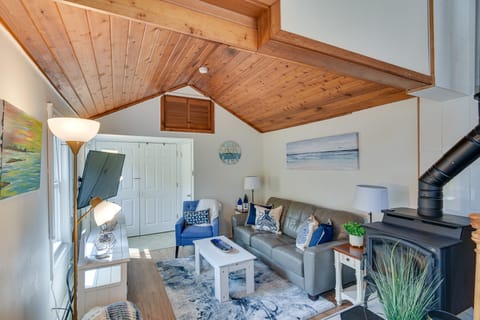 Beachy Block Island Home: Walk to Ballards, Ferry! House in Block Island