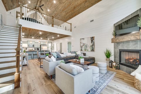 Broken Bow Cabin w/ Hot Tub & Covered Deck! House in Oklahoma