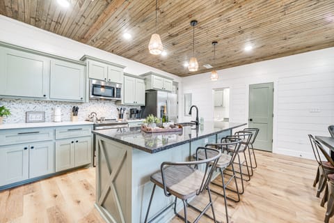 Broken Bow Cabin w/ Hot Tub & Covered Deck! House in Oklahoma