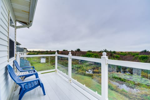 Ocean Shores Condo Rental w/ View - Walk to Beach! Apartment in Ocean Shores