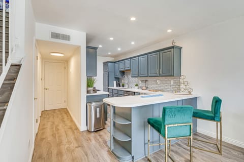 Los Angeles Townhome: Off-Street Parking & Balcony Apartment in North Hollywood