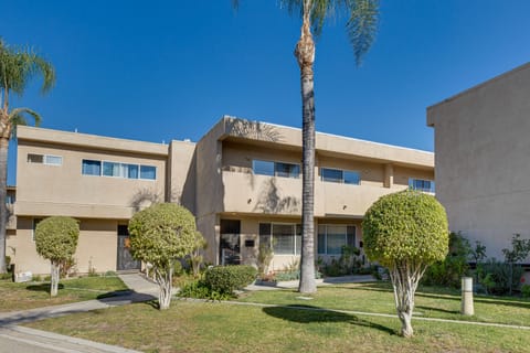 Los Angeles Townhome: Off-Street Parking & Balcony Apartment in North Hollywood