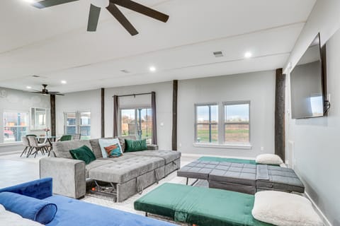 Modern Farmhouse in Del Valle: Rural Setting! House in Austin