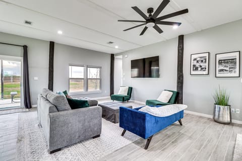 Modern Farmhouse in Del Valle: Rural Setting! House in Austin