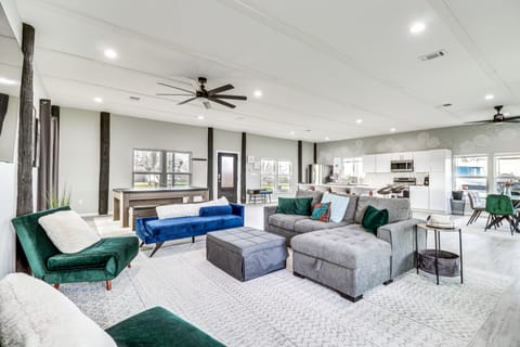 Modern Farmhouse in Del Valle: Rural Setting! House in Austin