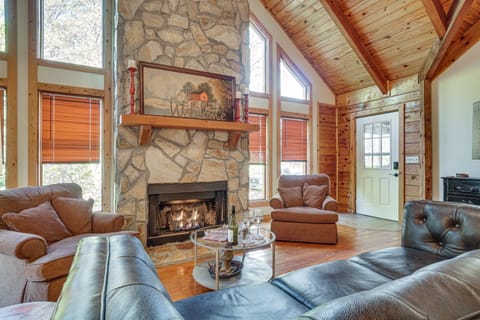 Spacious Log Cabin in Helen w/ Deck & Pool Access! House in Helen