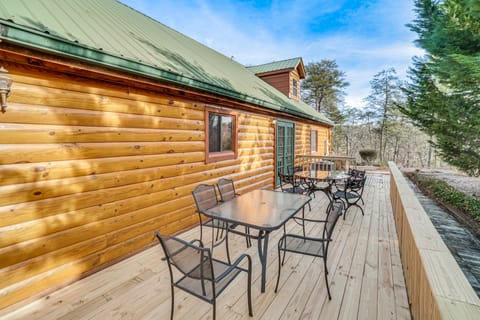 Spacious Log Cabin in Helen w/ Deck & Pool Access! House in Helen