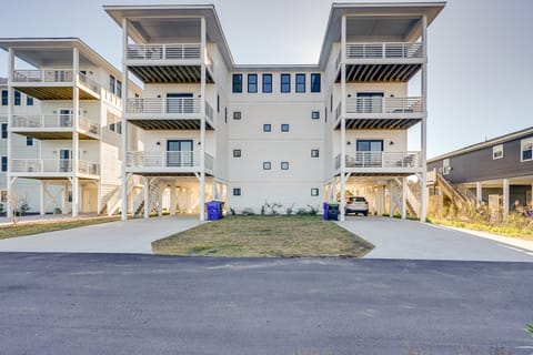 Lakefront Carolina Beach Townhome w/ 3 Balconies! Apartment in Carolina Beach