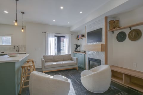 Chic Crested Butte Townhome 1/2 Mi to Skiing! Apartment in Colorado