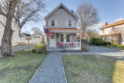 Adorable Cottage: Fire Pit, Walk to Colonial Beach Cottage in Colonial Beach