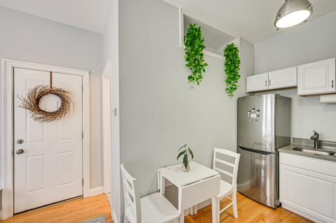 Cozy Somerville Studio: 2 Mi to Boston, Walk to T! Apartment in Somerville