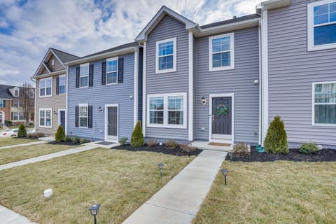 Charles Town Townhome: 9 Mi to Harpers Ferry Apartment in Charles Town