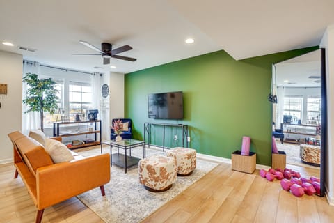 Charles Town Townhome: 9 Mi to Harpers Ferry Apartment in Charles Town