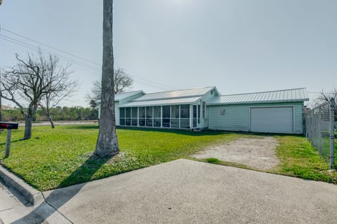 Aransas Pass Home w/ Fire Pit: 2 Mi to Redfish Bay House in Aransas Pass