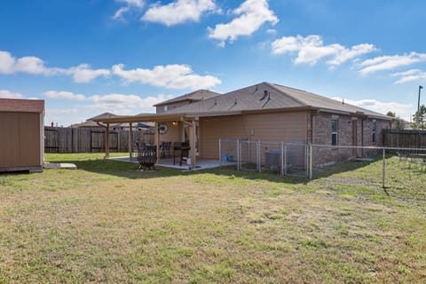 Texas Gulf Coast Home: Fire Pit, 12 Mi to Beach! House in La Marque