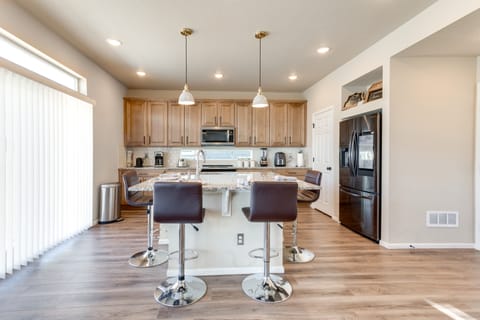 17 Mi to Downtown Denver: Modern Aurora Home! House in Aurora