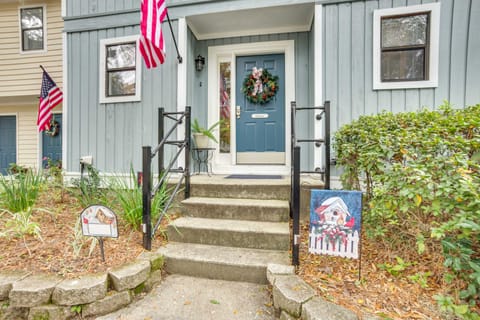 Beaufort Townhome w/ Patio, 3 Mi to Downtown! Apartment in Port Royal