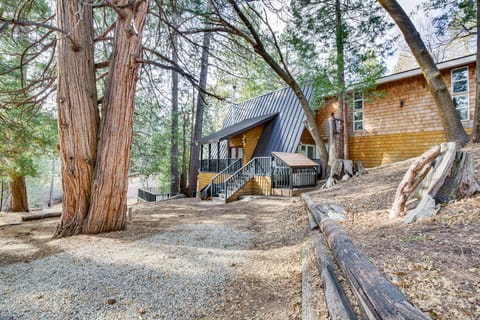 Decks + Tree-Lined Views: Arrowbear Lake Cabin House in Arrowbear Lake