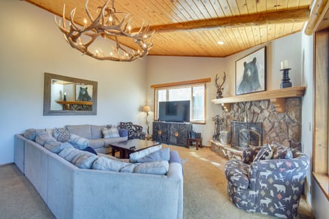 Big Bear Lake Cabin w/ Hot Tub & Gas Fire Pit! House in Big Bear