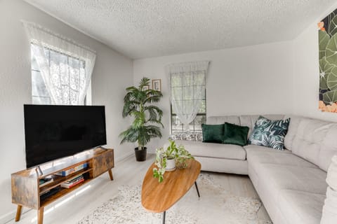 Charming Austin Home on 2 Acres: BBQ & Yard! House in Austin