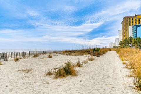 Myrtle Beach Retreat w/ Balcony Near Boardwalk! Apartment in Myrtle Beach