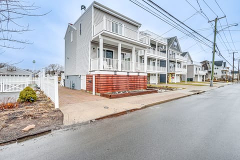 Bright Milford Beach House w/ Outdoor Shower House in Milford