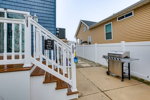 Bright Duplex Condo: Walk to Brigantine Beach! Apartment in Brigantine