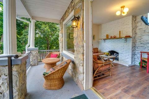 Eclectic Stone Cottage, Walk to Downtown Staunton! House in Staunton