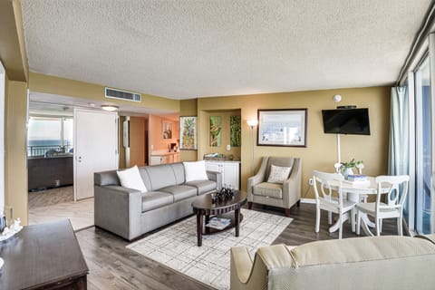 Beachfront Daytona Condo w/ Pool & Hot Tub Access! Apartment in South Daytona