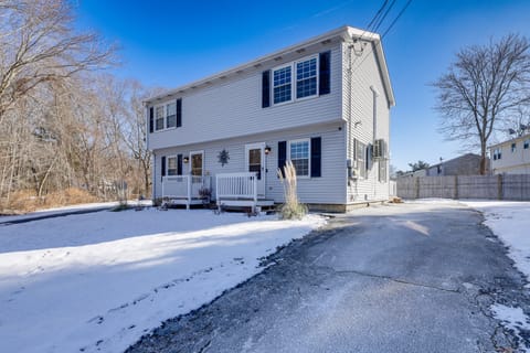 Niantic Duplex w/ Deck < 1 Mi to Beach + Boardwalk House in Niantic