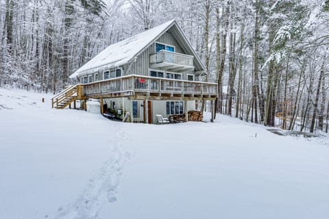 Cozy Vermont Escape w/ Deck, Near Skiing! Haus in West Townshend