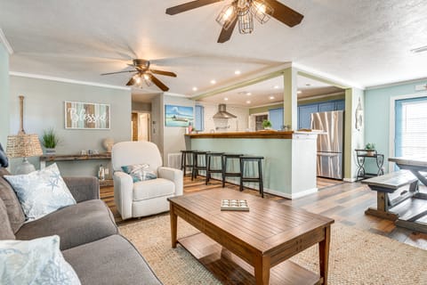 Galveston Group Getaway w/ Private Yard + Fire Pit House in Galveston Island