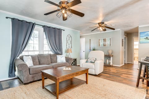 Galveston Group Getaway w/ Private Yard + Fire Pit House in Galveston Island