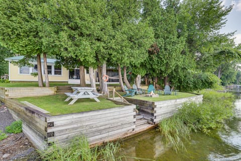 Waterfront North Hero Home w/ Screened Porch House in North Hero