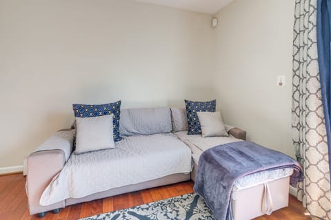 Cozy DC Condo w/ Balcony: 6 Mi to National Mall! Apartment in District of Columbia